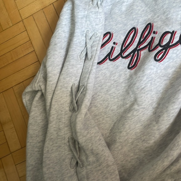 tommy hilfiger grey crewneck - Picture 3 of 4